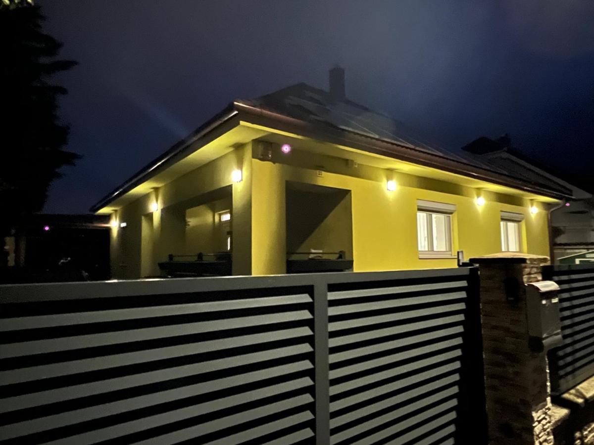 Star Street Home Mosonmagyarovar Bagian luar foto