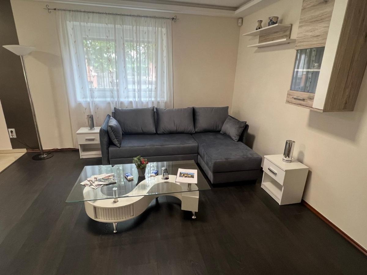 Star Street Home Mosonmagyarovar Bagian luar foto