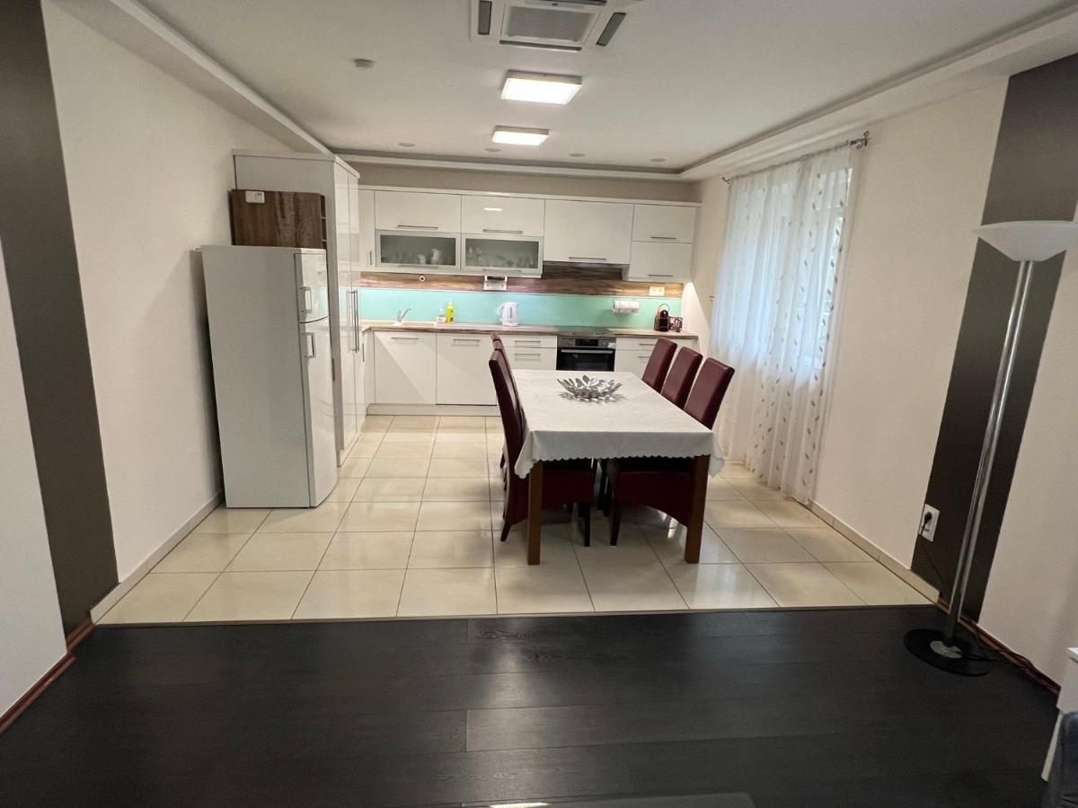 Star Street Home Mosonmagyarovar Bagian luar foto